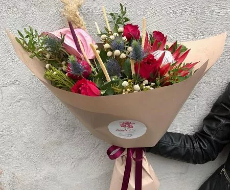 Композиция "Комильфо" из протеи, эрингиума, роз, брунии, вакса и фалариса 9