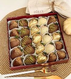 Клубничный бокс "Грильяж" клубника в молочном и белом шоколаде