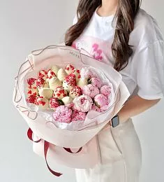 Клубничный букет "Пионовая феерия" S Клубника в шоколаде и пионы